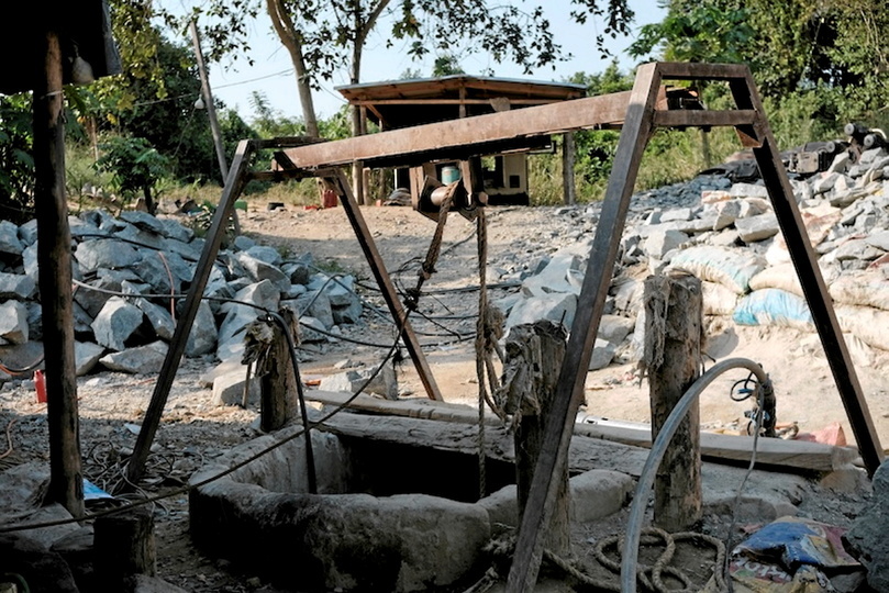 Un daman bétonné dans un site semi-industriel. Côte d’Ivoire. 2024.©  Hadrien Degiorgi                                                                                                                                                                                    