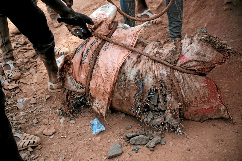 Un sac vient de minerais vient d’être extrait du daman. Côte d’Ivoire. 2024.©  Hadrien Degiorgi                                                                                                                                                                                               