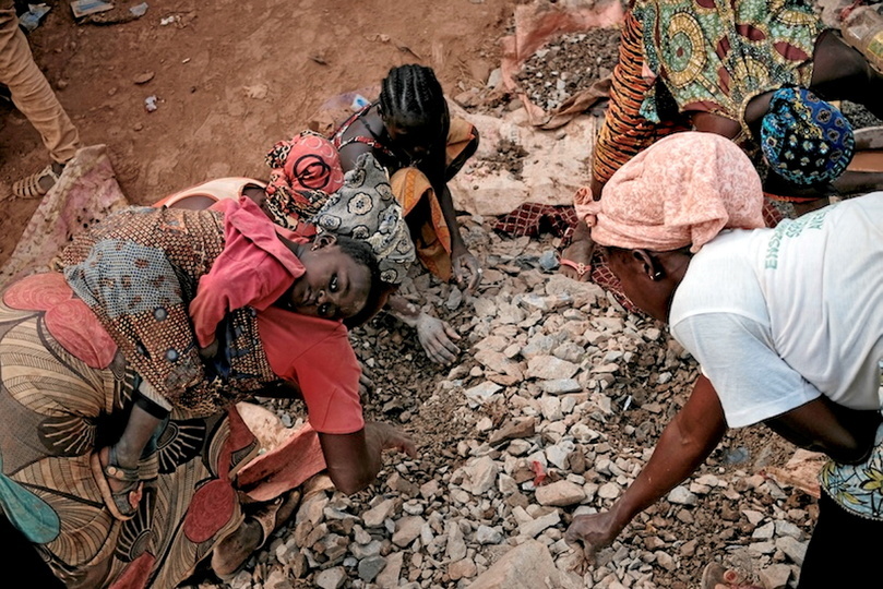 Des femmes trient les roches qui leurs sont offertes. Côte d’Ivoire. 2024.©  Hadrien Degiorgi                                                                                                                                                                                                        